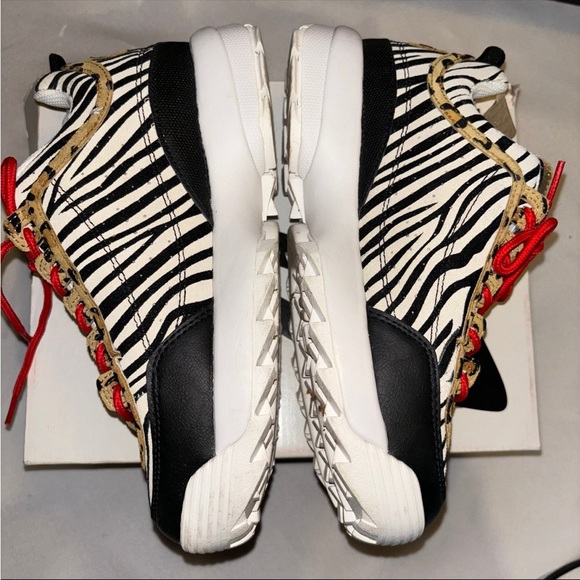 ❌❌SOLD ❌❌ EUC FILA DISRUPTOR II ANIMAL PRINT - Picture 5 of 8